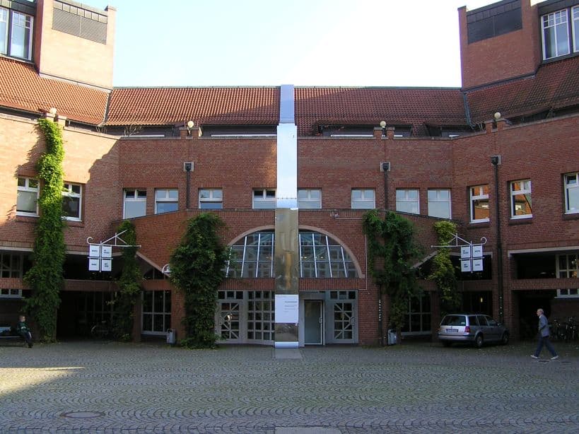 Université de Kassel : la clause de recherche civile en débat, étudiants et syndicat s'y opposent
