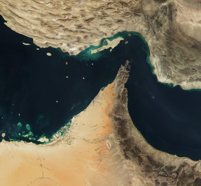 Iran: 3. Nacht amerikanischer Luftschläge, ein Toter bei Anschlag auf Tanker in der Straße von Hormuz